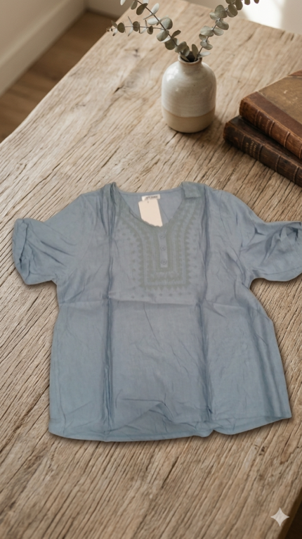 BLUSA DE DAMA CON BORDADO EN EL CUELLO